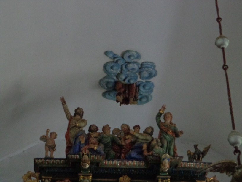 Jesus ist bei der Himmelfahrt offenbar in der Decke steckengeblieben. 
Evangelische Kirche in Torquitten (Sorwity), Mauren.